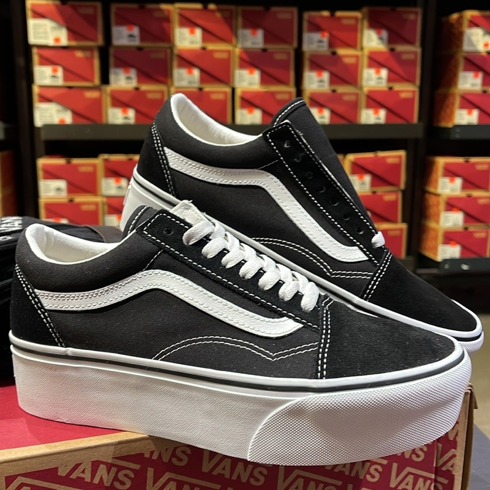 Vans WMNS Old Skool Stackform
Suede/Canvas Black/True Wht
VN0A7Q5M6BT Platforms - Picture 13 of 16